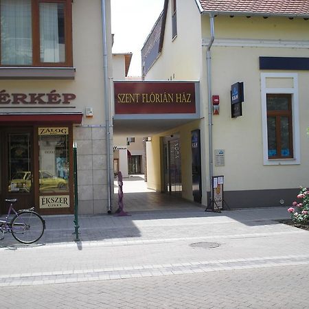Mediterran Szallas Gyula Exterior foto